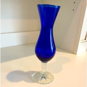 EUC VTG COBALT BLUE BUD VASE WITH A CLEAR GLASS PEDESTAL
